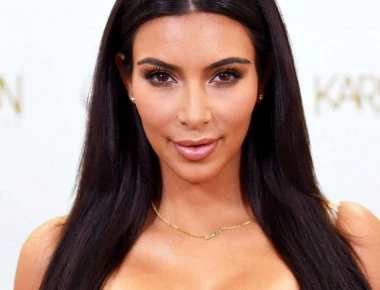 Όταν η Κιμ Καρντάσιαν «τσάκωσε» τον πατέρα της να δοκιμάζει γυναικεία ρούχα! (βίντεο)